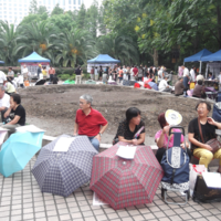 La app de citas más popular de China no está en el móvil: está en un parque lleno de padres con paraguas