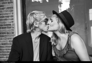 Besos reales que superan a los de ficción en la exposición de Enrique Moreno Esquibel en Bilbao