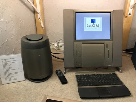 そこには、HomePod の前身と考えられる Bose サブウーファーがあります。