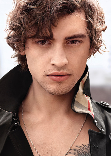 Josh Waterhouse es el nuevo Mr. Burberry: un hombre de contrastes, clásico pero de estilo irreverente