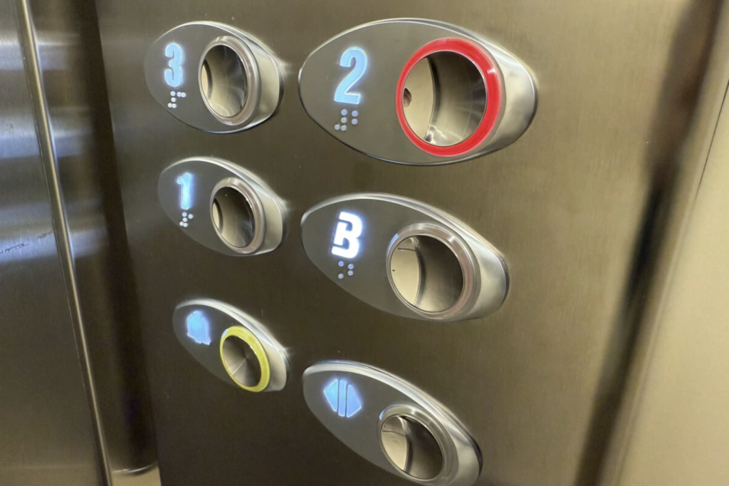 Si en tu edificio viven mayores de 70 años, podéis instalar un ascensor o una rampa sin celebrar una reunión, según la Ley de Propiedad Horizontal