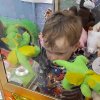 ¿Cómo puede un niño de tres años quedarse atrapado en una máquina de peluches?