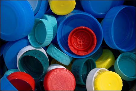 Los tapones de plástico y el uso solidario de su reciclado