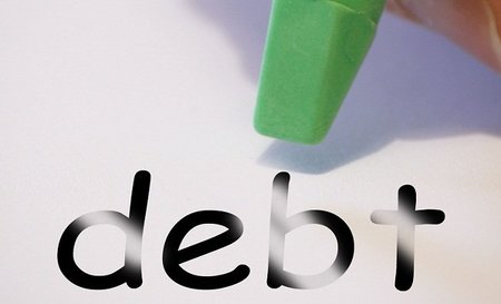 ¿Cuáles son las cláusulas normales que se encuentran en contratos de deuda exterior?