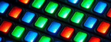 Pensábamos que las pantallas no podían mejorar y China encontró la manera. Los nuevos LEDs de perovskita son la clave