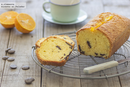 Bizcocho glaseado de naranja y pepitas de chocolate. Receta