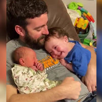El precioso vídeo de un niño con Síndrome de Down, completamente enamorado de su hermanita recién nacida