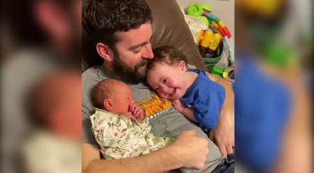 El precioso vídeo de un niño con Síndrome de Down, completamente enamorado de su hermanita recién nacida