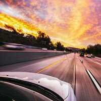 "Tenía que ir al baño". La policía caza a una mujer que conducía a 170 km/h, sin matrícula legal y con dos niños en el coche