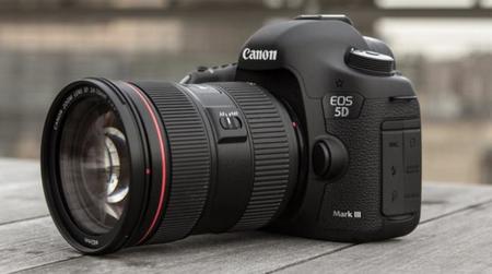 Algunas baterías «clónicas» dan problemas al actualizar el firmware de la Canon EOS 5D Mark III