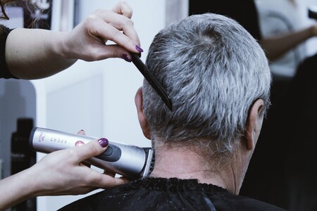 El champú de hombre para combatir las canas más vendido de Amazon es de Just For Men y cuesta menos de 8 euros
