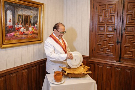 José María Ruiz cortando uno de sus cochinillos.