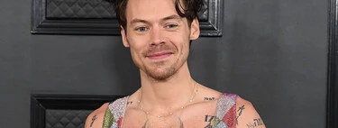 Harry Styles sorprende en la alfombra roja de los Premios Grammy 2023 con un peto de lo más escotado
