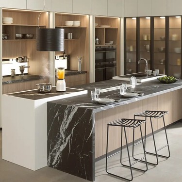 Encimeras que se calientan para cocinar sobre ellas, con placas de inducción que no se ven: la tendencia que triunfará en las cocinas en 2026