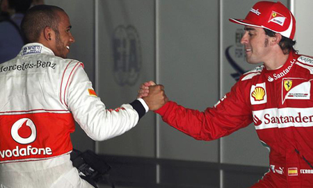 Lewis Hamilton cree que Fernando Alonso luchará por el título