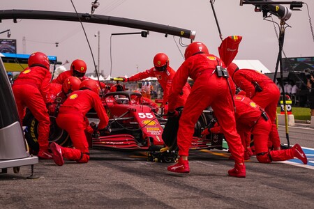 El Ferrari de Fórmula 1 tiene un grave problema de neumáticos que hundió a Carlos Sainz: "Lo noté desde el primer día"