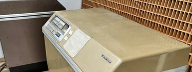 Internauta encontra computadores antigos no porão da casa dos avós, que datam da década de 1950 e parecem máquinas de lavar 