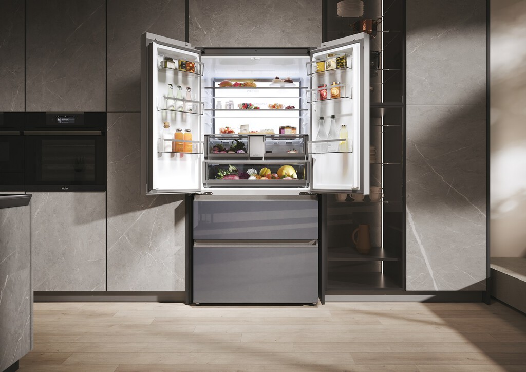Haier trae a España sus nuevos frigoríficos gigantes: con pantalla táctil en la puerta y un fabricador de hielo extra grande 