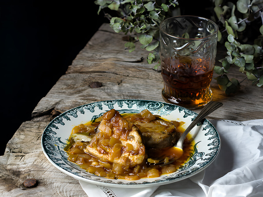 Receta de bonito encebollado, un clásico que nunca falla