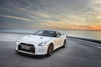 Dolorpasión™: Peligros de adelantar por la derecha con un Nissan GT-R