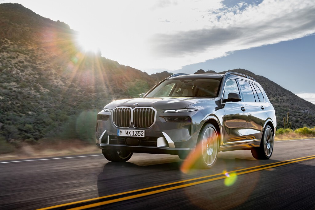 BMW X7 2023: la SUV renueva su diseño con un  frente único y motores con tecnología híbrida suave 