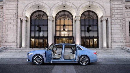 El 2019 Lincoln Continental mira al pasado con estas puertas de tipo suicida, aunque en edición limitada