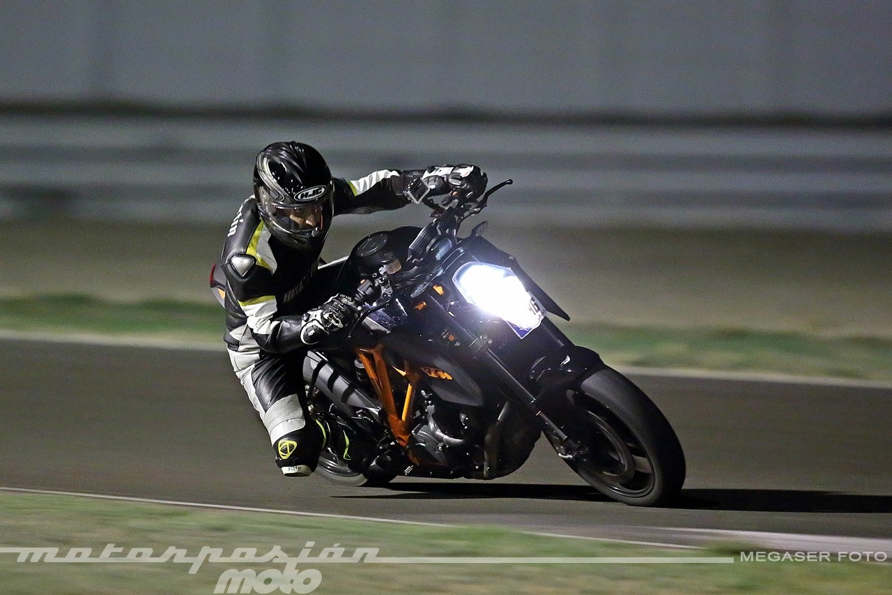 Una KTM 1290 Super Duke R, el Circuito de Albacete y la noche. Cara a cara con la bestia