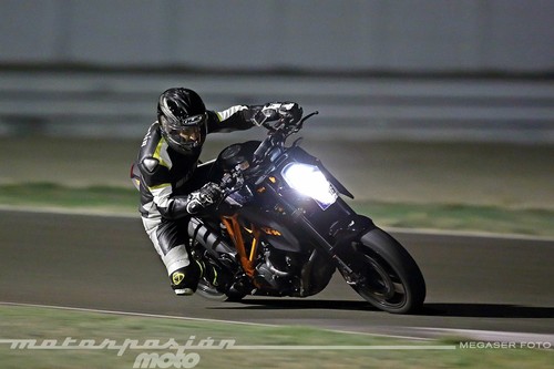 Una KTM 1290 Super Duke R, el Circuito de Albacete y la noche. Cara a cara con la bestia