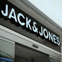 El Corte Inglés arrasa con sus rebajas dejando casi a mitad de precio el polo ligero y cómodo que no puede faltarnos