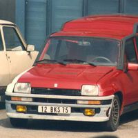 Hace más de 40 años a alguien se le ocurrió algo muy loco: convertir un Renault 5 Turbo en un coche de seis ruedas y meterle un segundo motor Alpine. Funcionó. 
