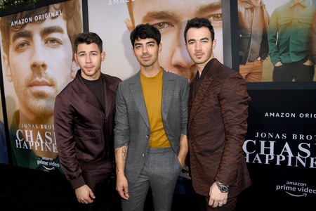 Casi llega el verano, pero los Jonas Brothers nos muestran cómo vestirnos en invierno en sus últimos looks