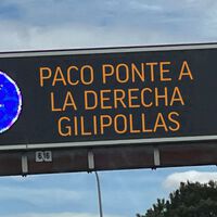 La DGT está lanzando mensajes con tu nombre en carretera. Las redes se han incendiado de memes