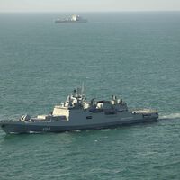 Una pareja británica navegaba cuando una fragata rusa decidió que estaba demasiado cerca: los disparos han sonado en toda Europa