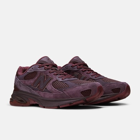 Estas Nuevas Zapatillas Color Vino De New Balance Son Tan Elegantes Que No Podemos Esperar A Comprarlas Para Llevarlas En La Cena De Navidad