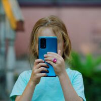 En España los niños tienen su primer móvil con casi 10 años. Si se quedan solos en casa, puede ser incluso antes