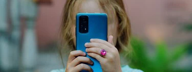 En España los niños tienen su primer móvil con casi 10 años. Si se quedan solos en casa, puede ser incluso antes