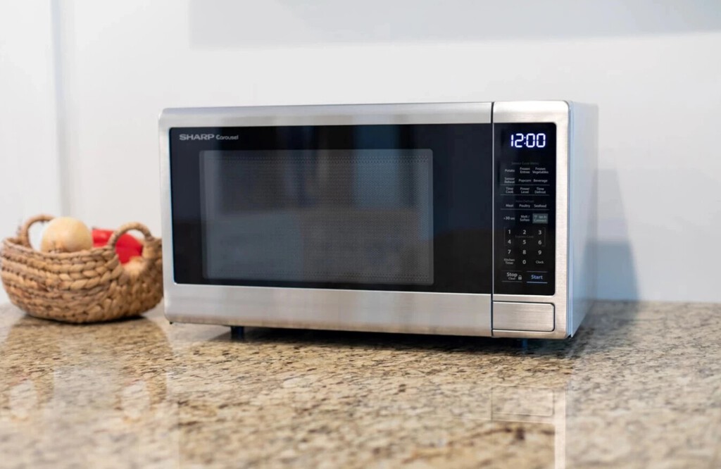 Los metemos en el microondas, pero pueden ser dañinos para la salud o el aparato: estos son los recipientes que conviene usar 