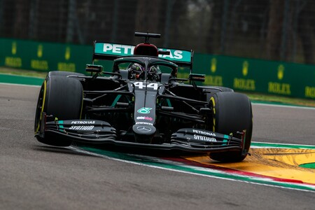 Lewis Hamilton le da el título de constructores a Mercedes con una polémica victoria en Imola