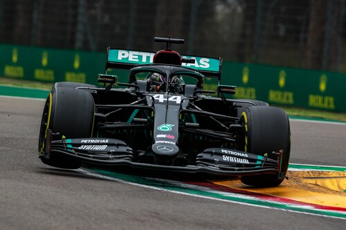 Lewis Hamilton le da el título de constructores a Mercedes con una polémica victoria en Imola