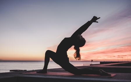 Estas son las lesiones a las que te expones si practicas yoga y así puedes evitarlas