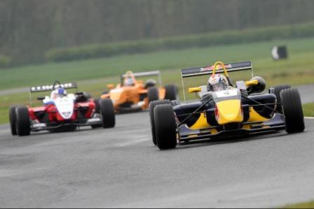 Jaime Alguersuari aguanta el tipo en Croft