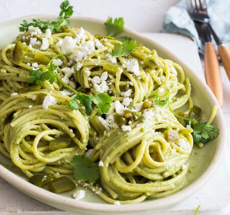 Cómo hacer espagueti verde con salsa cremosa de chile poblano. Receta para toda la familia