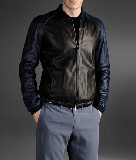 La cazadora bomber definitiva para el invierno es de piel, la firma Emporio Armani y cuesta sólo la mitad de su precio