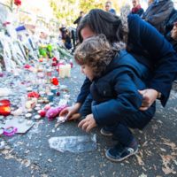 Un padre explica a su hijo que las flores pueden más que las armas tras los atentados de París