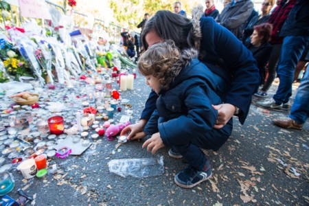 Un padre explica a su hijo que las flores pueden más que las armas tras los atentados de París