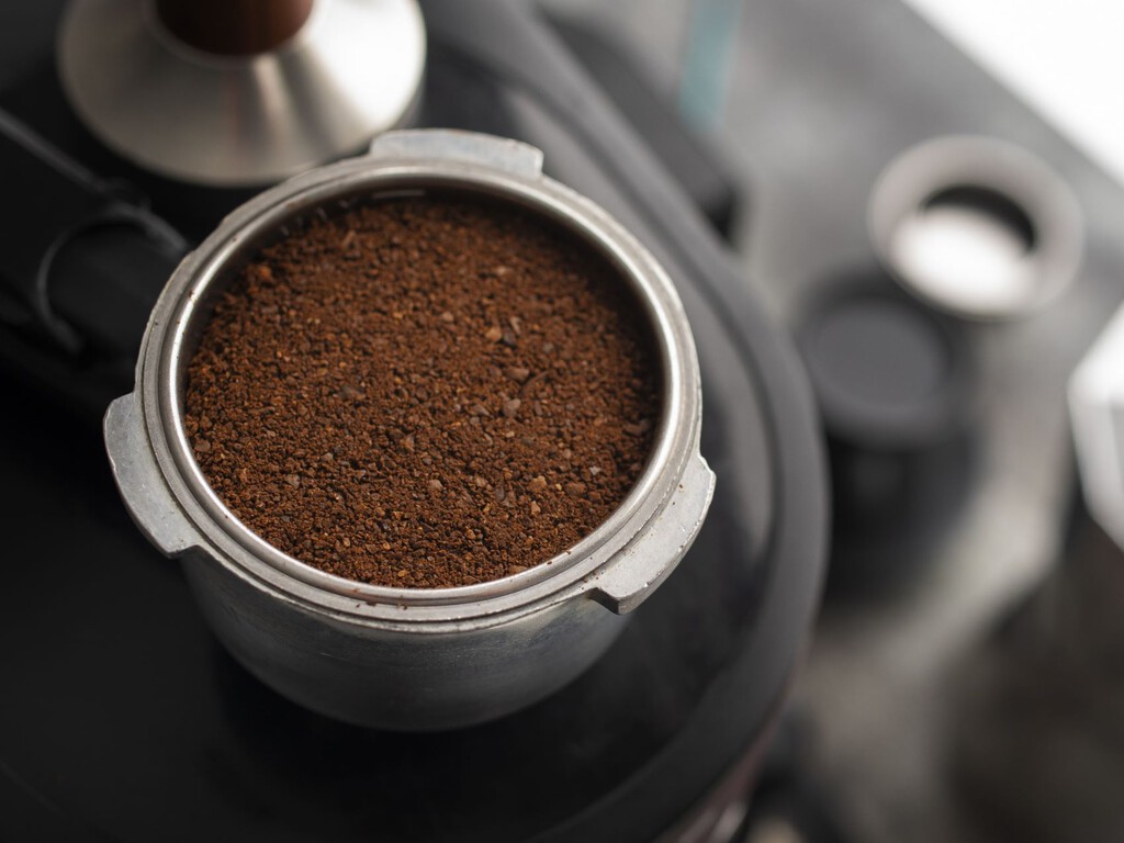 Los posos del café son un residuo muy problemático, pero hay una solución para que no acaben en el vertedero: convertirlos en hormigón