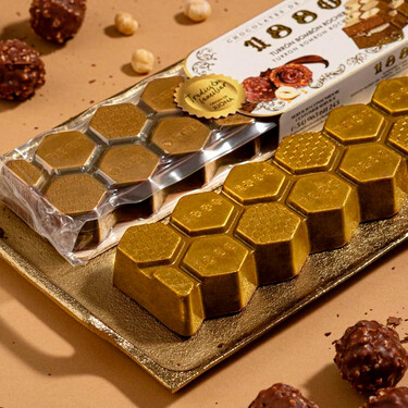 Este turrón hecho con bombones como los de Ferrero Rocher es un capricho para los sentidos y no puede faltar en la mesa en Navidad