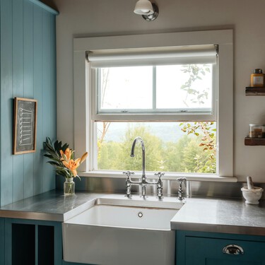 Es el organizador de fregadero más vendido de Amazon: con espacio para el estropajo y drenaje para mantener la encimera seca 