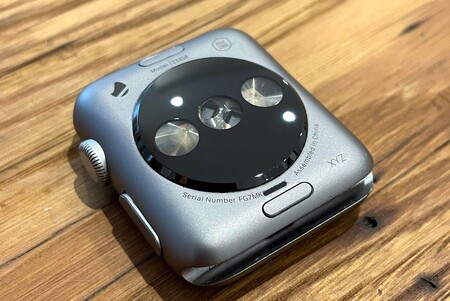 Así podrían haber sido los sensores del primer Apple Watch según unas fotos de un primer prototipo