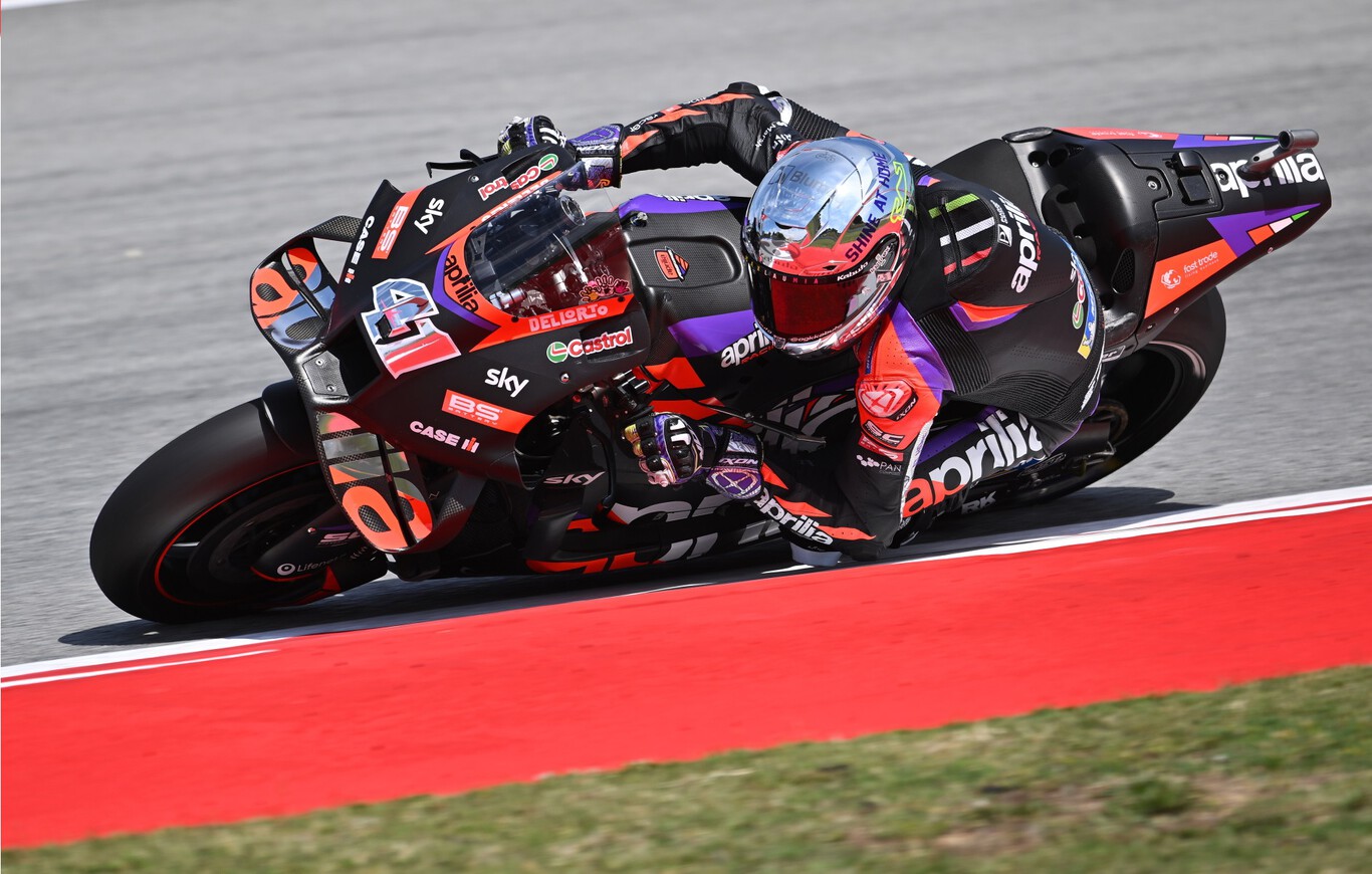 Pecco Bagnaia le regala a Aleix Espargaró una victoria al Sprint y Marc Márquez remonta hasta sin alerón 